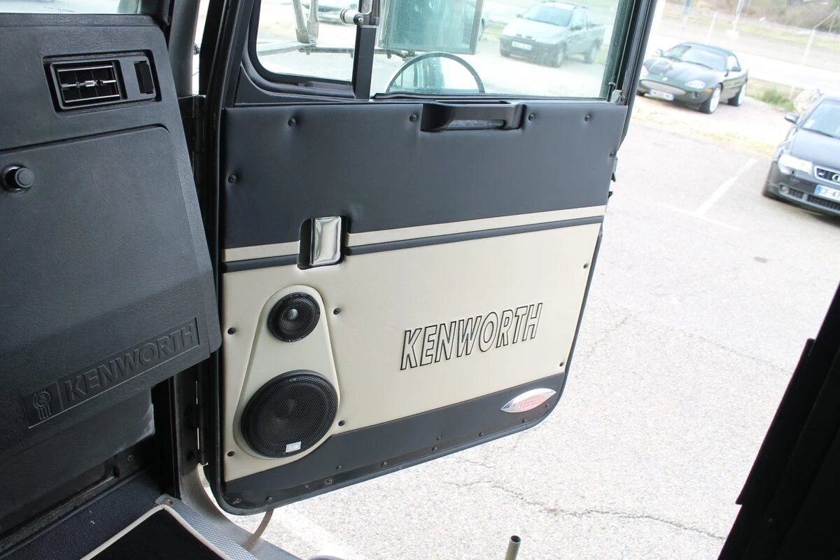 Kenworth noir et crème : sonorisation complète et écran OLED de 152 cm