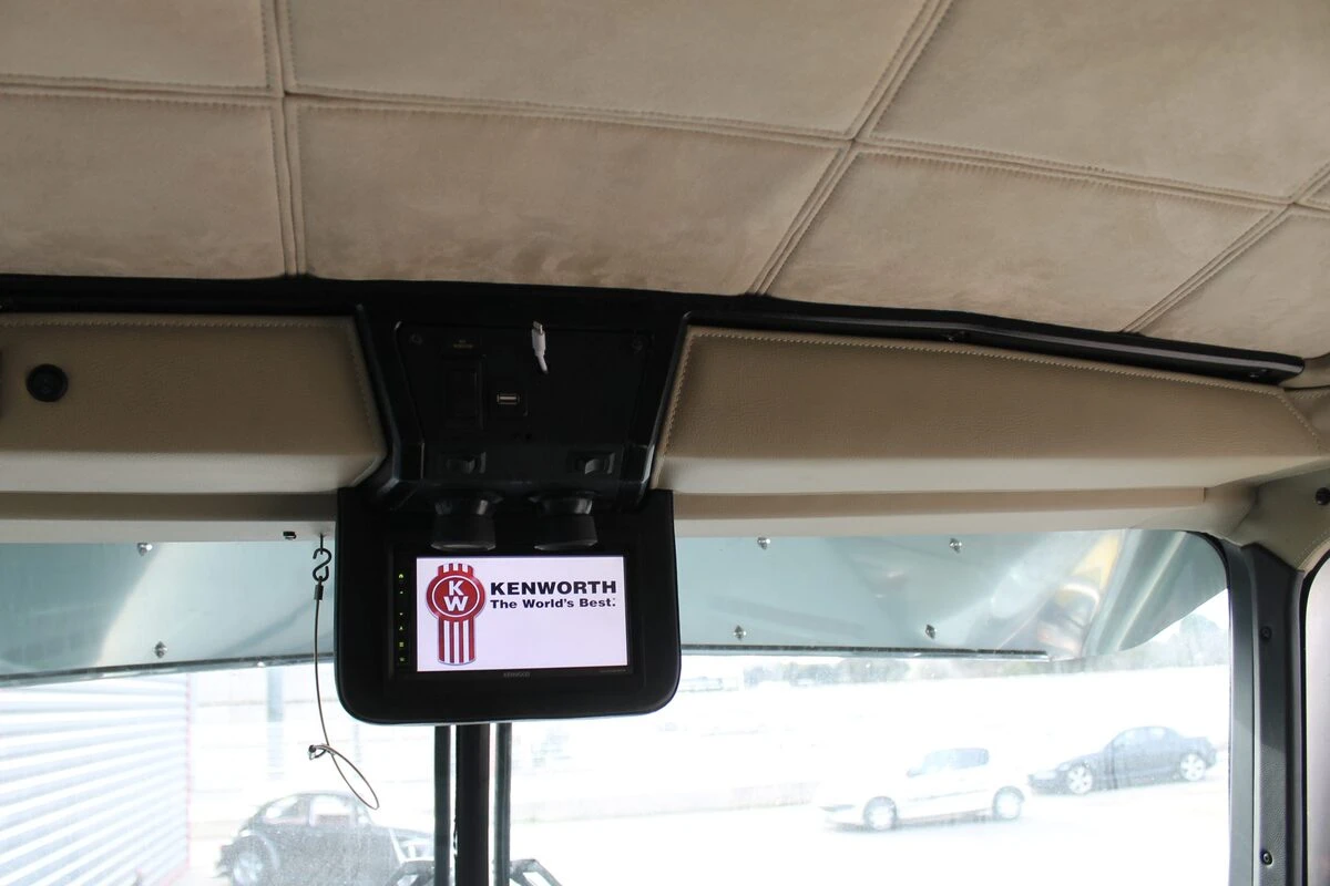 Kenworth noir et crème : sonorisation complète et écran OLED de 152 cm