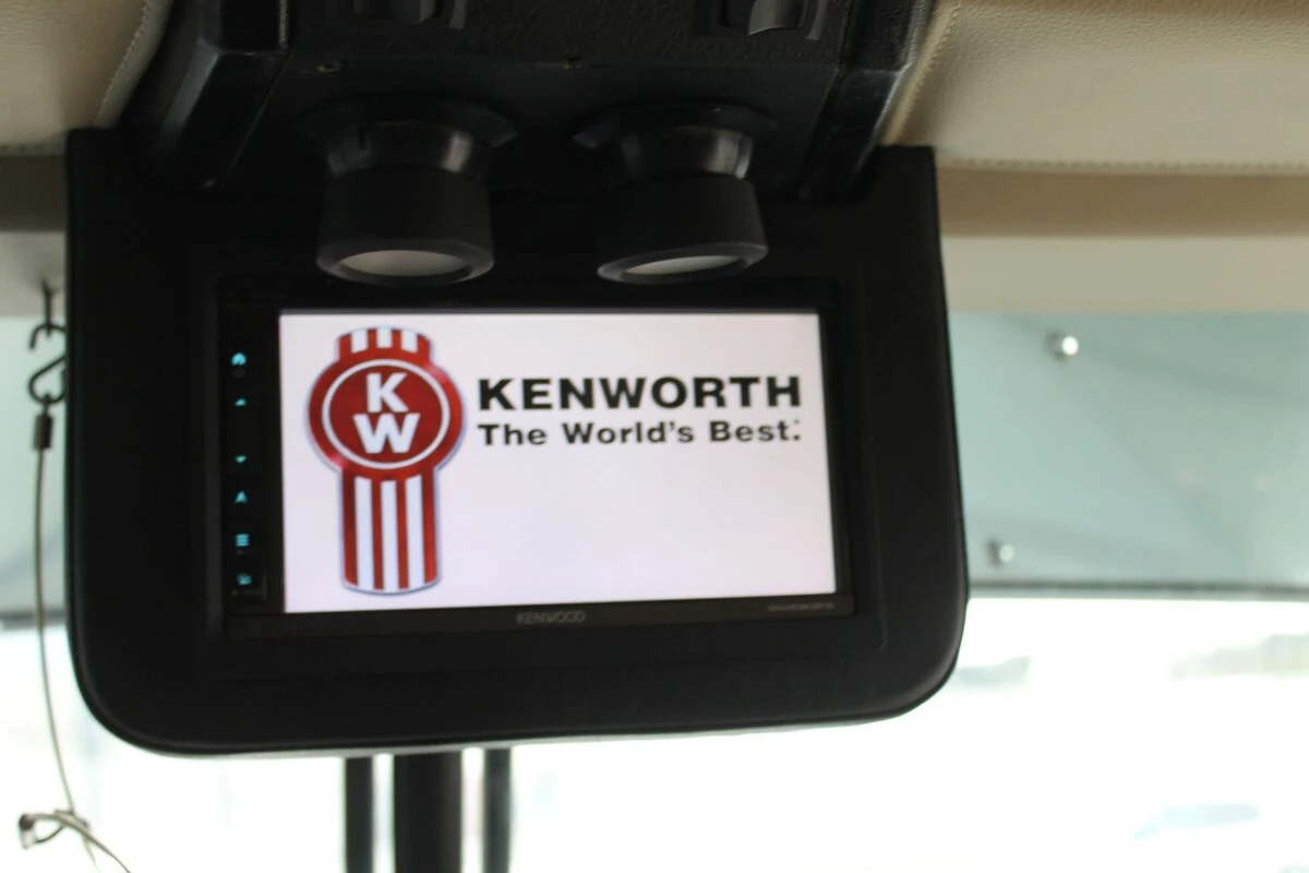 Kenworth noir et crème : sonorisation complète et écran OLED de 152 cm