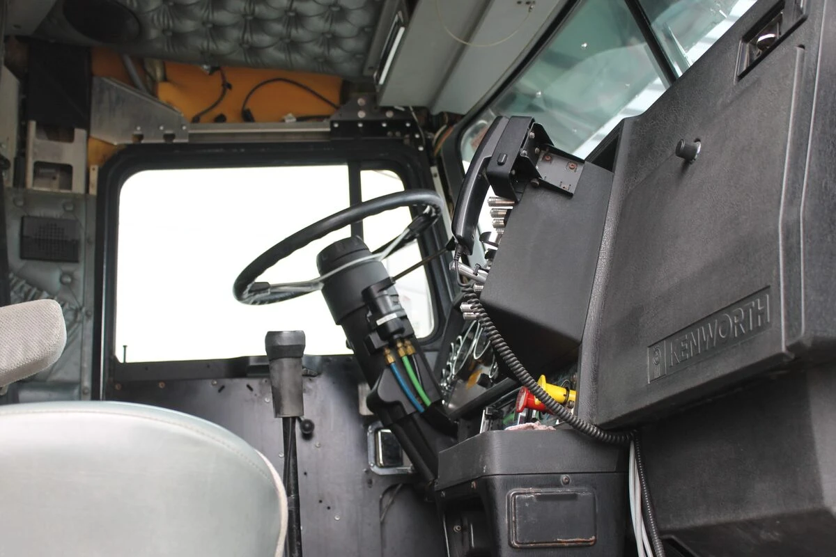 Kenworth noir et crème : sonorisation complète et écran OLED de 152 cm