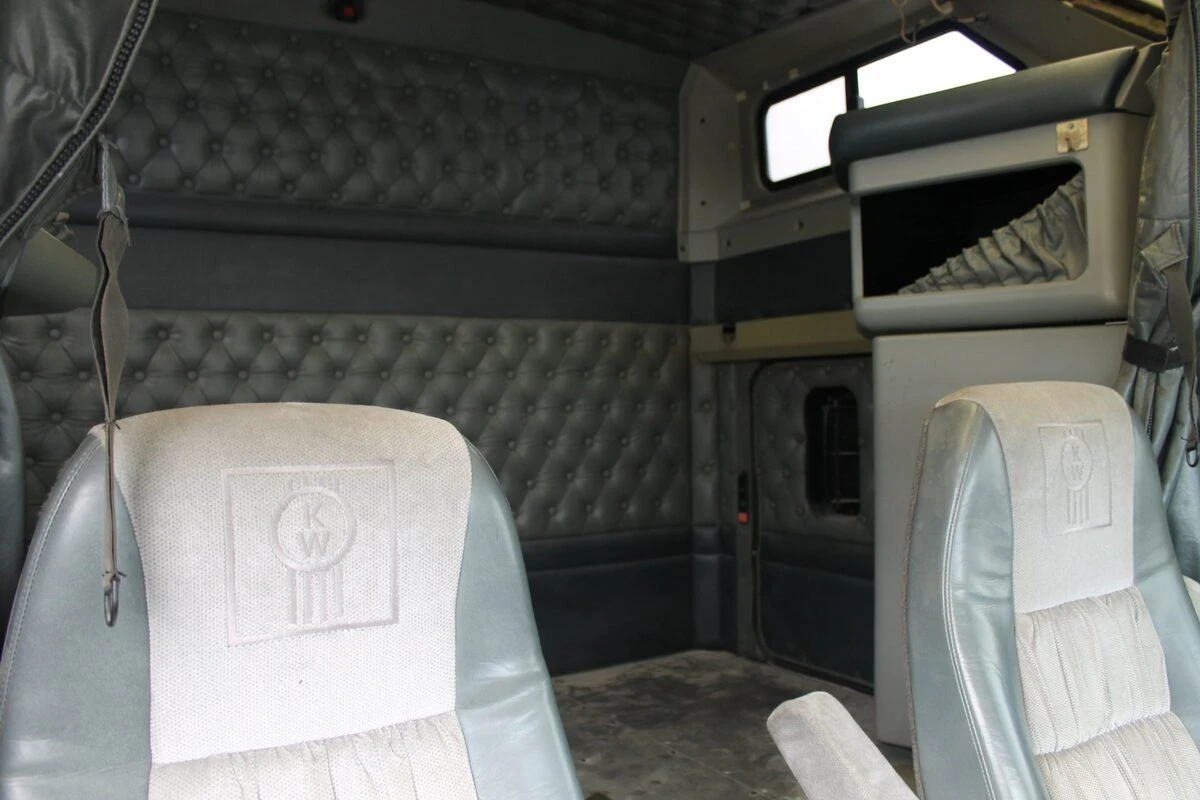 Kenworth noir et crème : sonorisation complète et écran OLED de 152 cm
