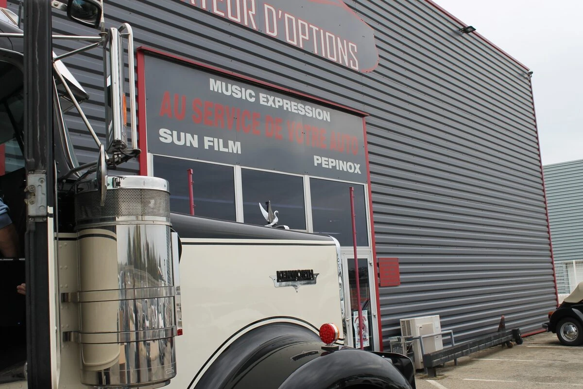 Kenworth noir et crème : sonorisation complète et écran OLED de 152 cm
