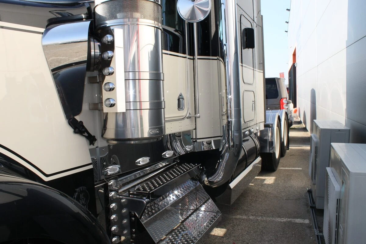 Kenworth noir et crème : sonorisation complète et écran OLED de 152 cm