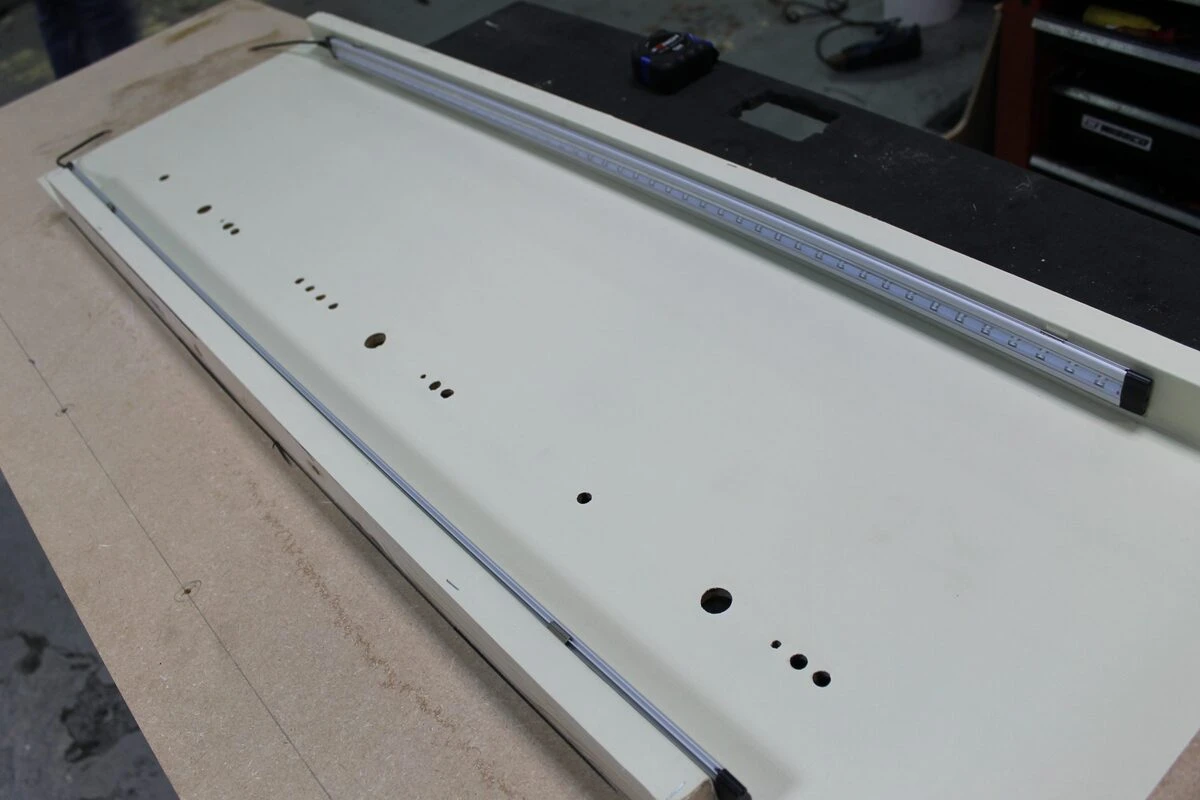 Kenworth noir et crème : sonorisation complète et écran OLED de 152 cm