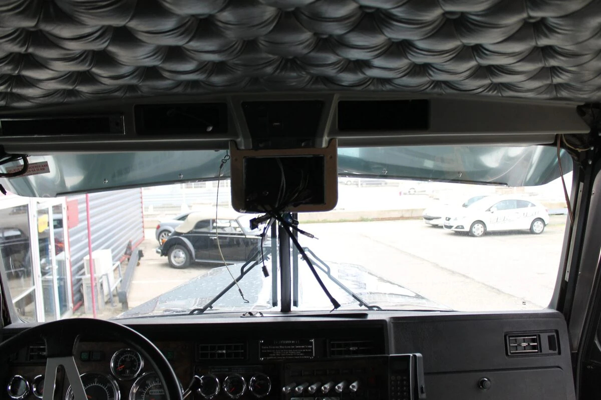 Kenworth noir et crème : sonorisation complète et écran OLED de 152 cm