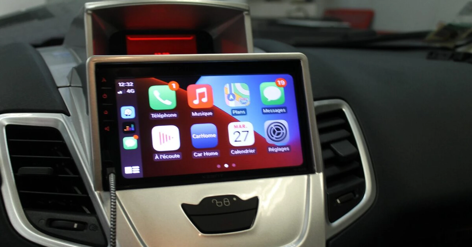 Autoradio CarPlay sur Ford Fiesta, commandes au volant