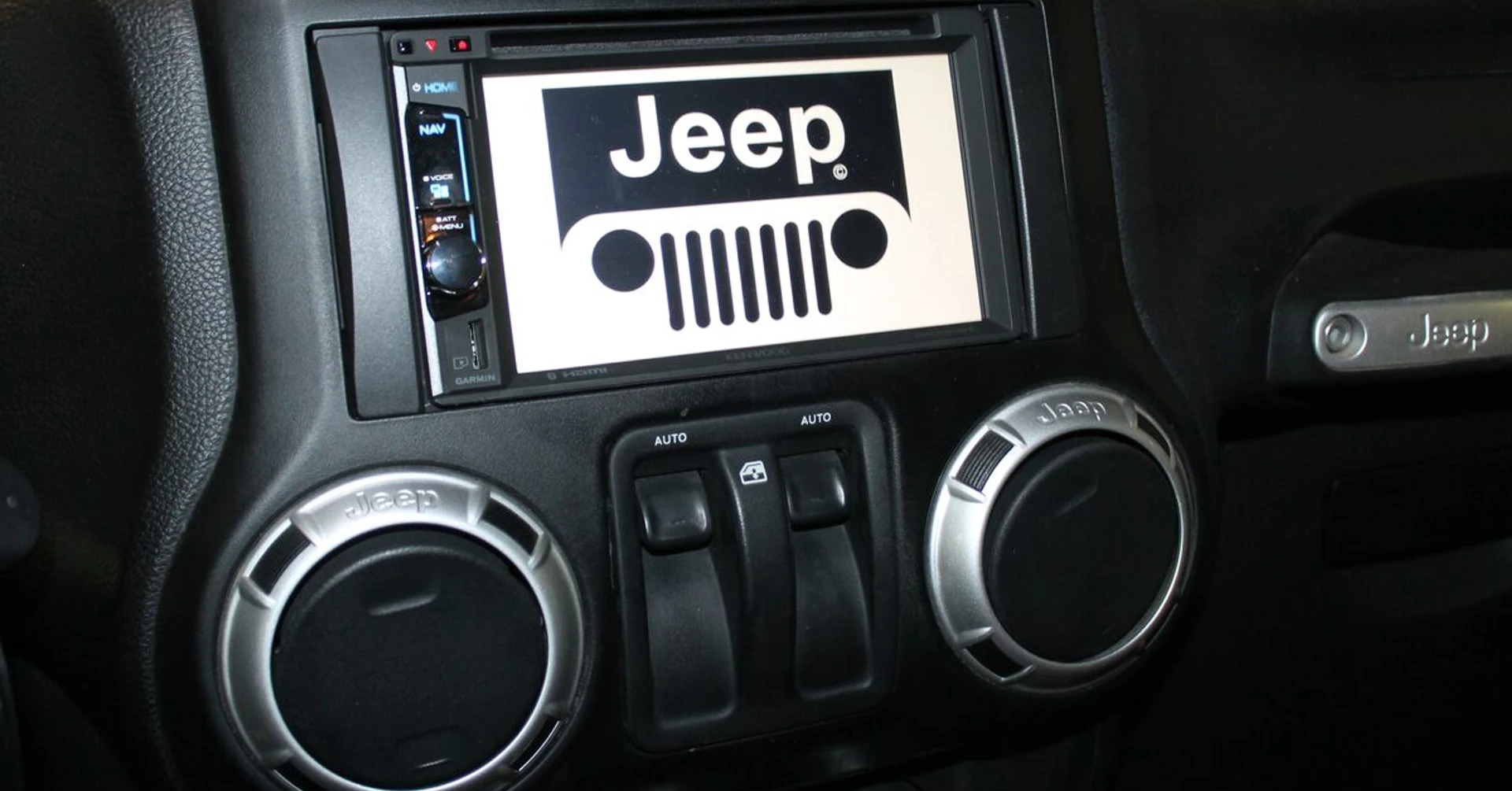 Jeep Wrangler : GPS Kenwood DNX5180BTS et Apple CarPlay
