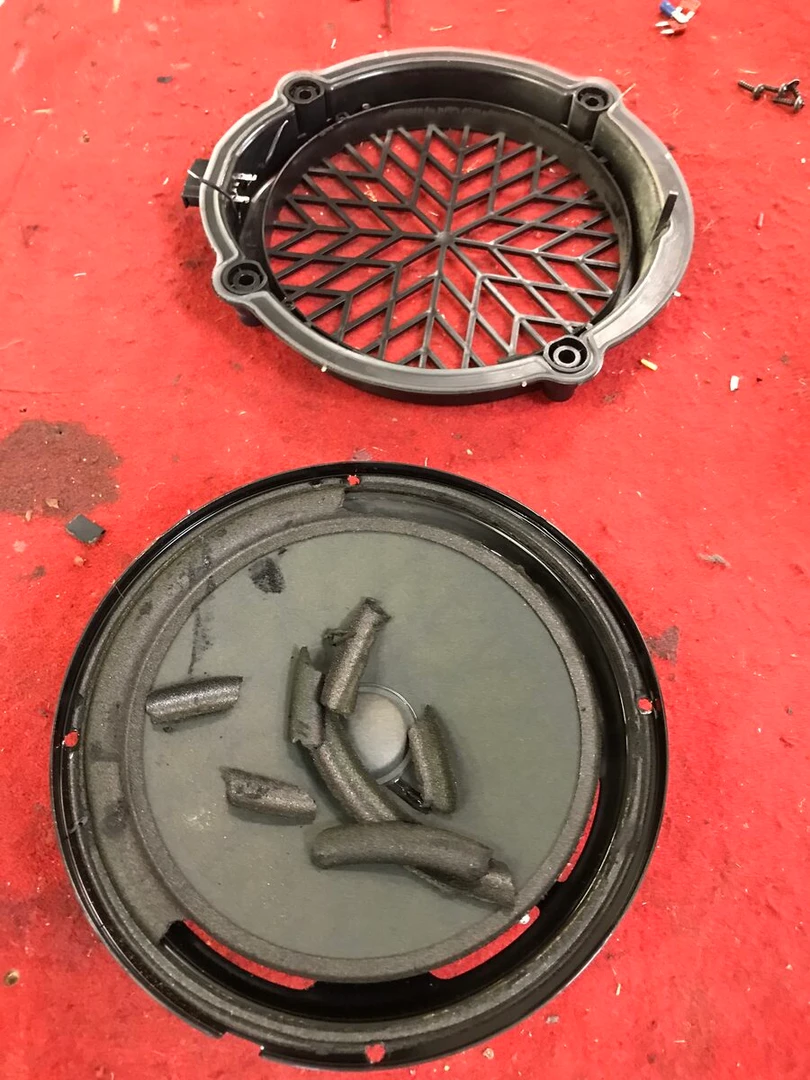 Porsche 997 : woofers BLAM BM200W et médiums BM100RC dans les portes