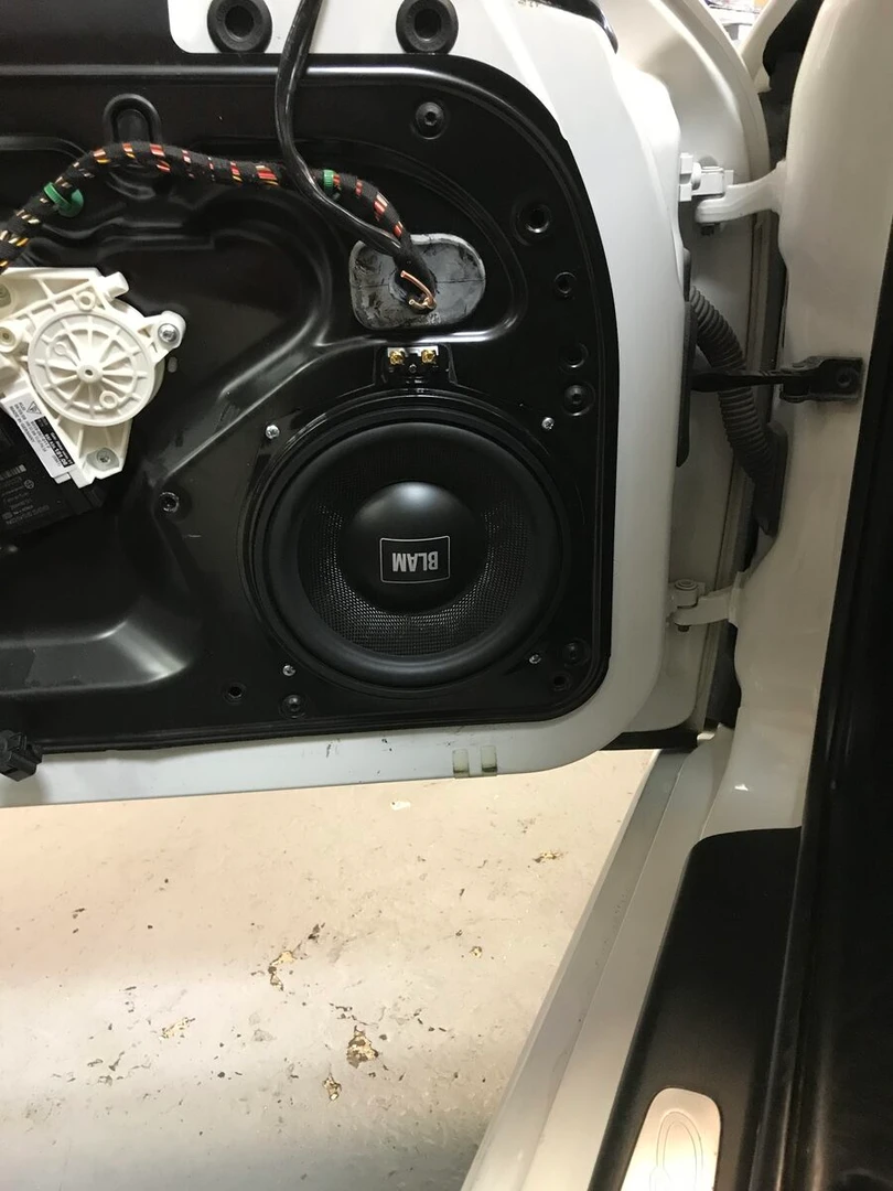 Porsche 997 : woofers BLAM BM200W et médiums BM100RC dans les portes