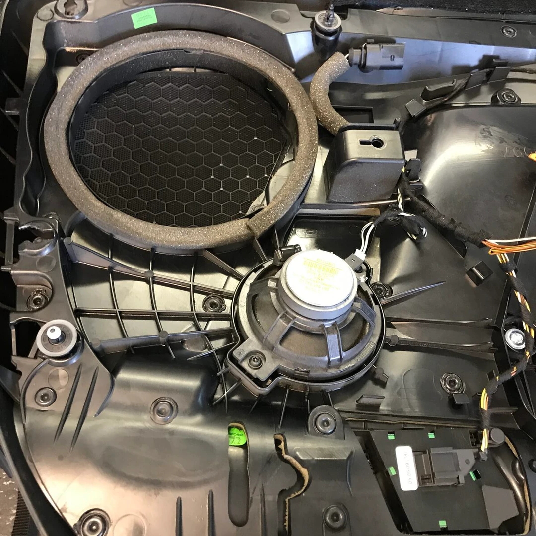 Porsche 997 : woofers BLAM BM200W et médiums BM100RC dans les portes