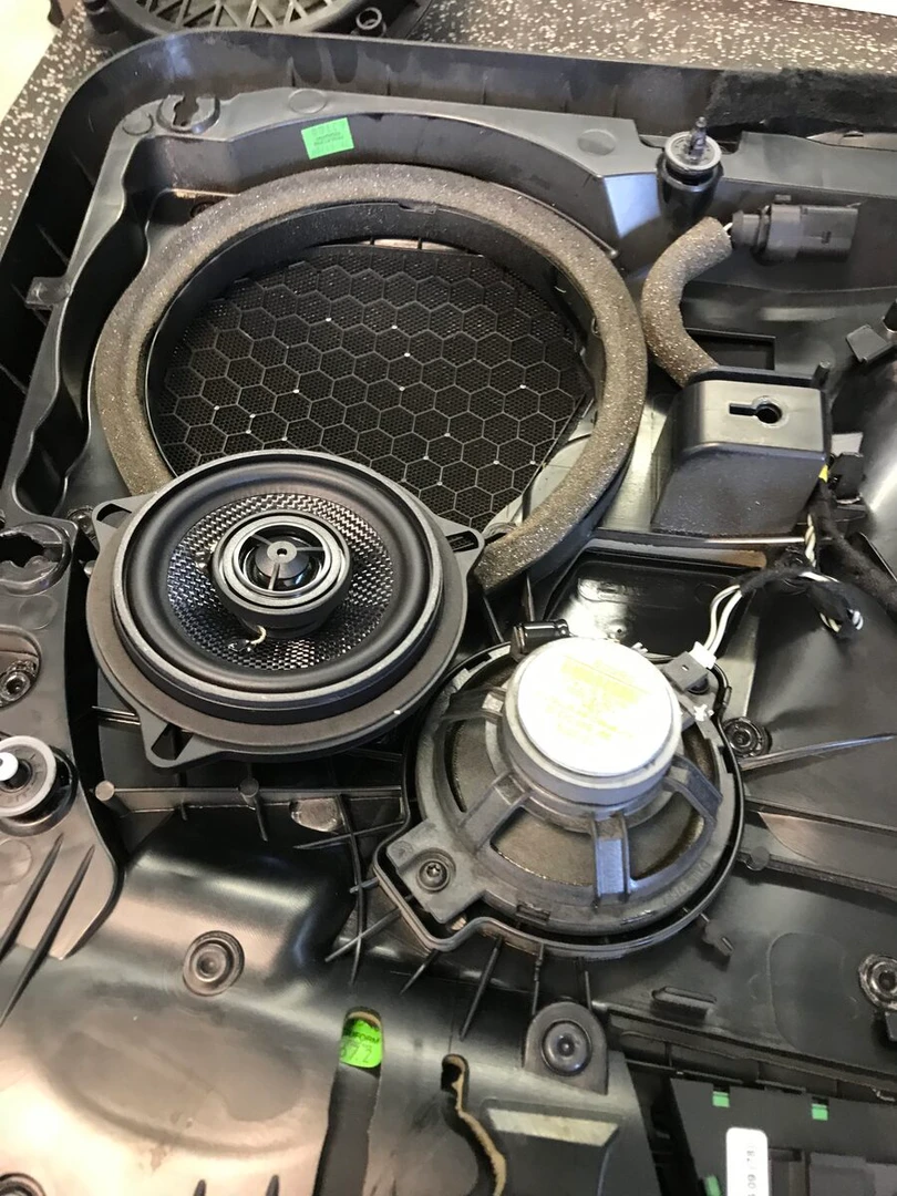 Porsche 997 : woofers BLAM BM200W et médiums BM100RC dans les portes