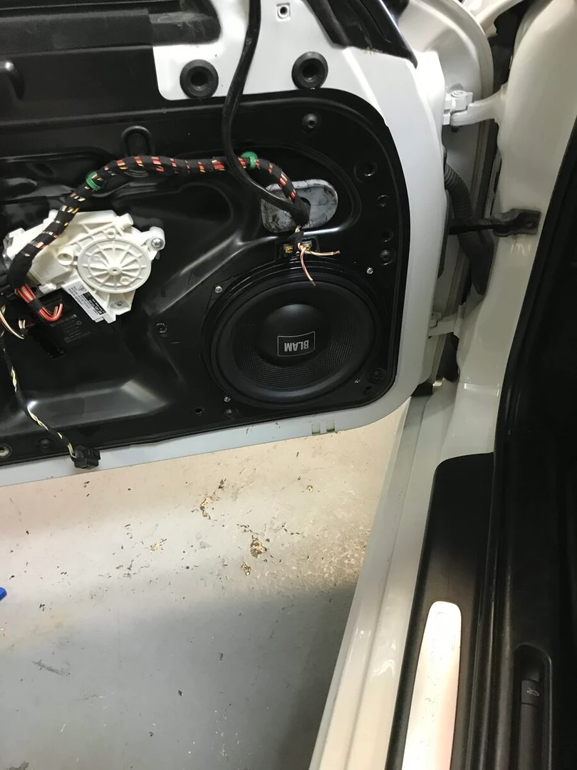 Porsche 997 : woofers BLAM BM200W et médiums BM100RC dans les portes