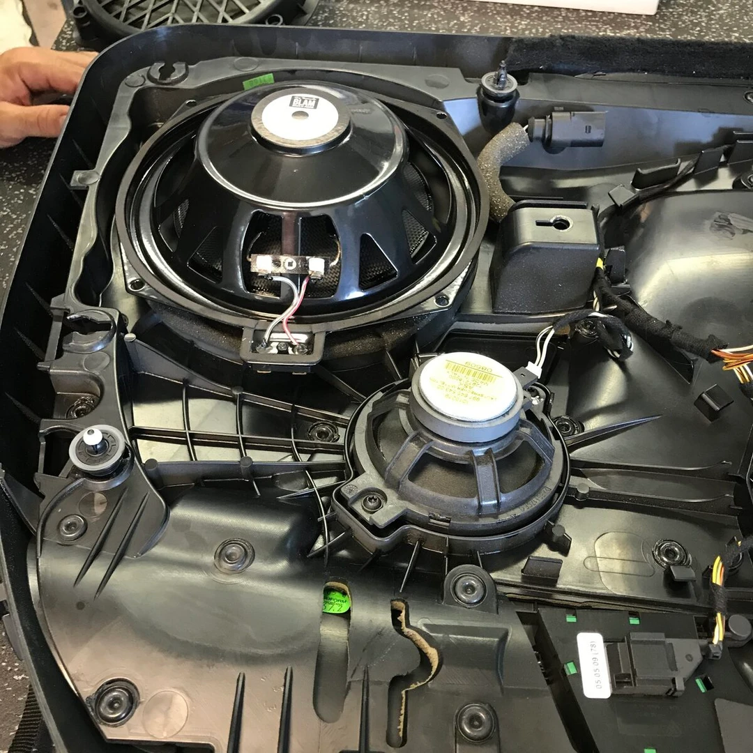 Porsche 997 : woofers BLAM BM200W et médiums BM100RC dans les portes