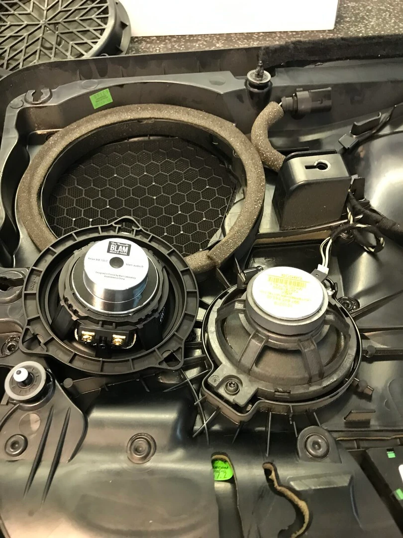Porsche 997 : woofers BLAM BM200W et médiums BM100RC dans les portes