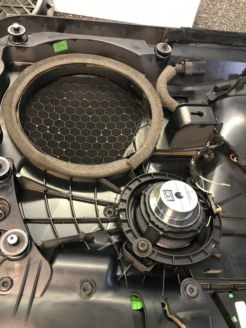 Porsche 997 : woofers BLAM BM200W et médiums BM100RC dans les portes