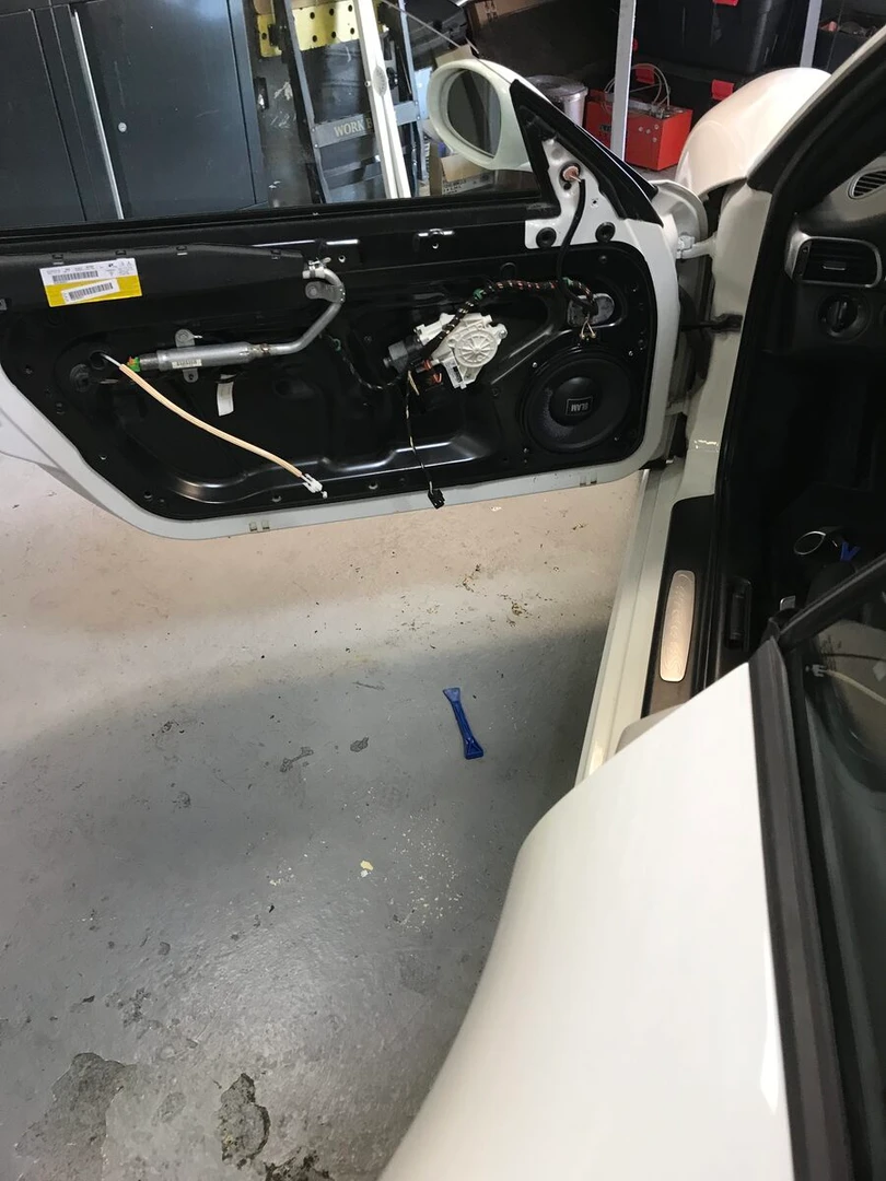 Porsche 997 : woofers BLAM BM200W et médiums BM100RC dans les portes