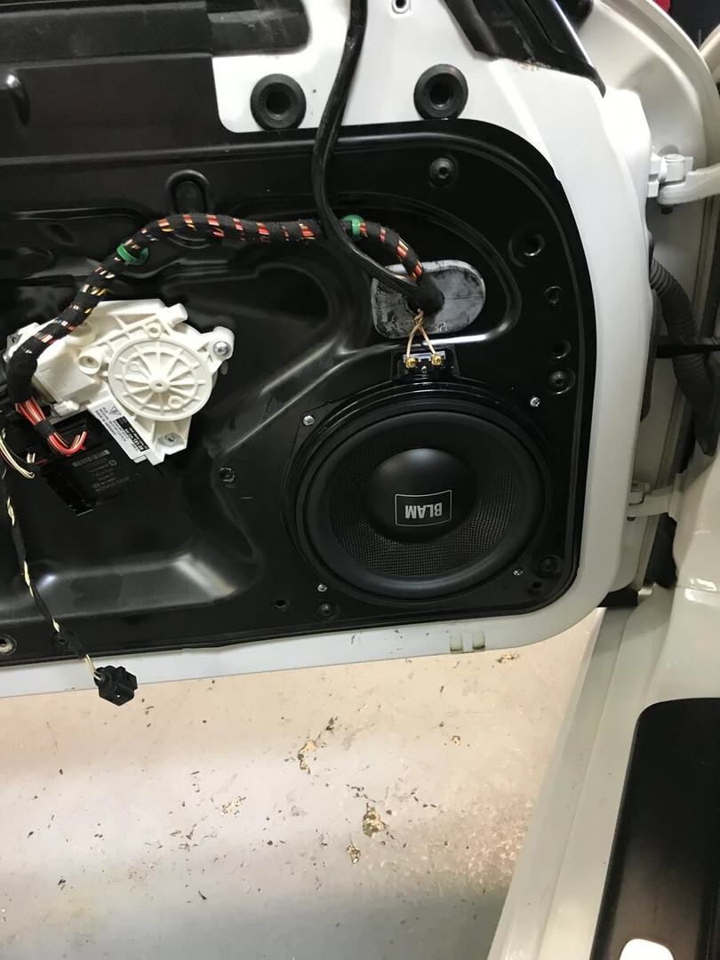 Porsche 997 : woofers BLAM BM200W et médiums BM100RC dans les portes