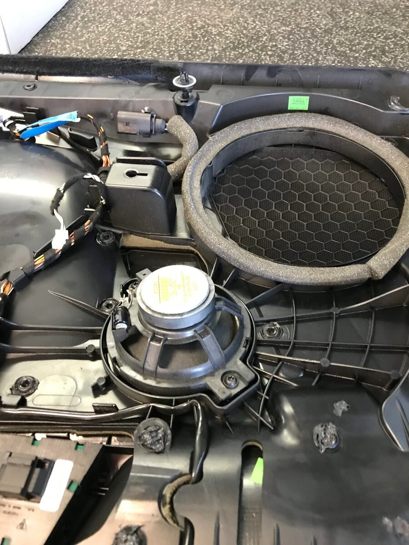 Porsche 997 : woofers BLAM BM200W et médiums BM100RC dans les portes