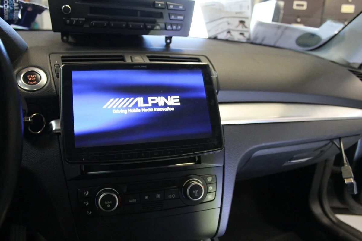 BMW : kit BLAM sur mesure et autoradio Alpine iLX-F903D