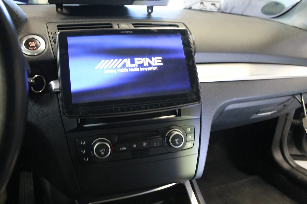 BMW : kit BLAM sur mesure et autoradio Alpine iLX-F903D