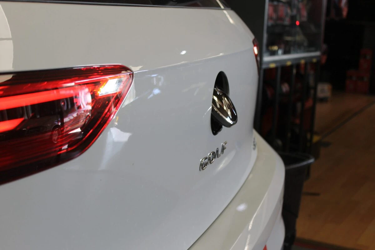 Volkswagen Golf 8 : caméra de recul derrière le logo basculant