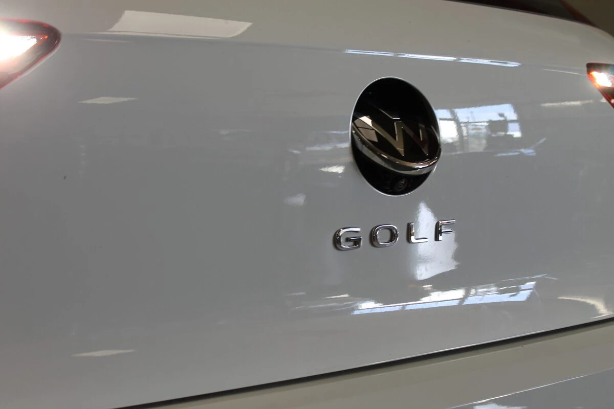 Volkswagen Golf 8 : caméra de recul derrière le logo basculant
