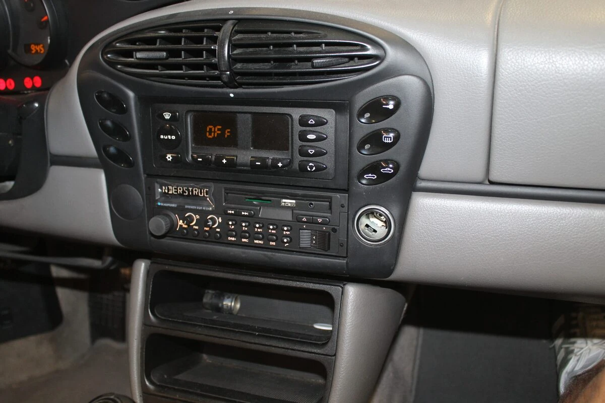 Porsche Boxster : autoradio au look rétro Blaupunkt Bremen SKR46