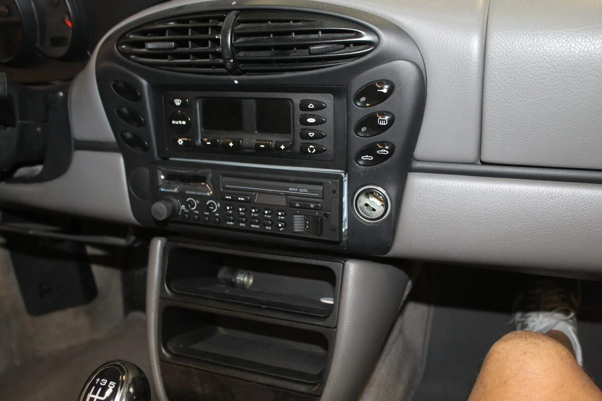 Porsche Boxster : autoradio au look rétro Blaupunkt Bremen SKR46
