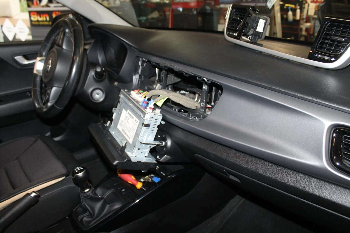 Kia Rio 2018 : remplacement de la dalle tactile de l'écran