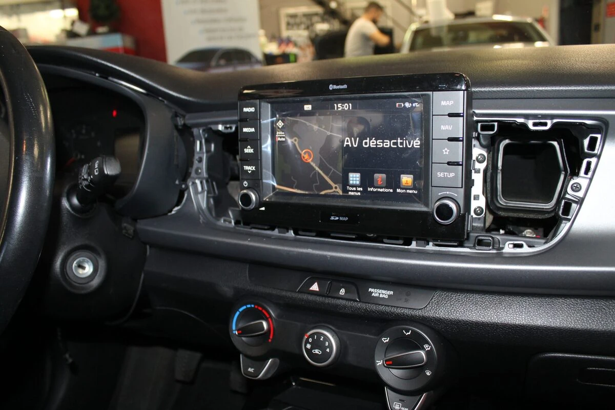 Kia Rio 2018 : remplacement de la dalle tactile de l'écran