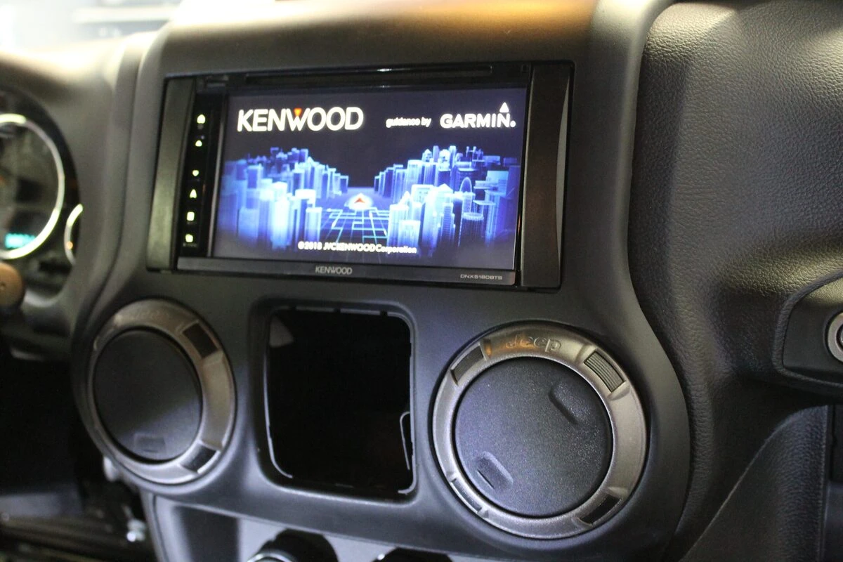 Jeep Wrangler : autoradio Kenwood CarPlay, haut-parleurs et caisson BLAM