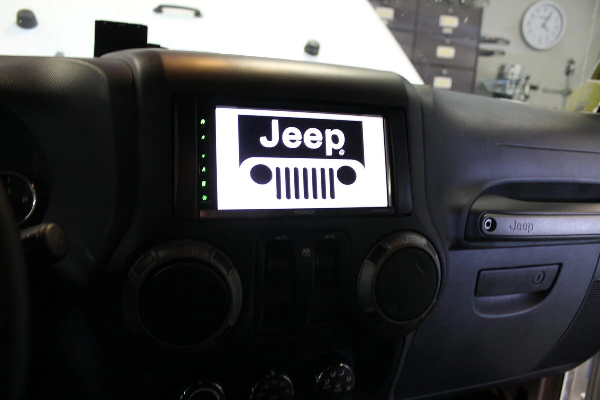 Jeep Wrangler : autoradio Kenwood CarPlay, haut-parleurs et caisson BLAM