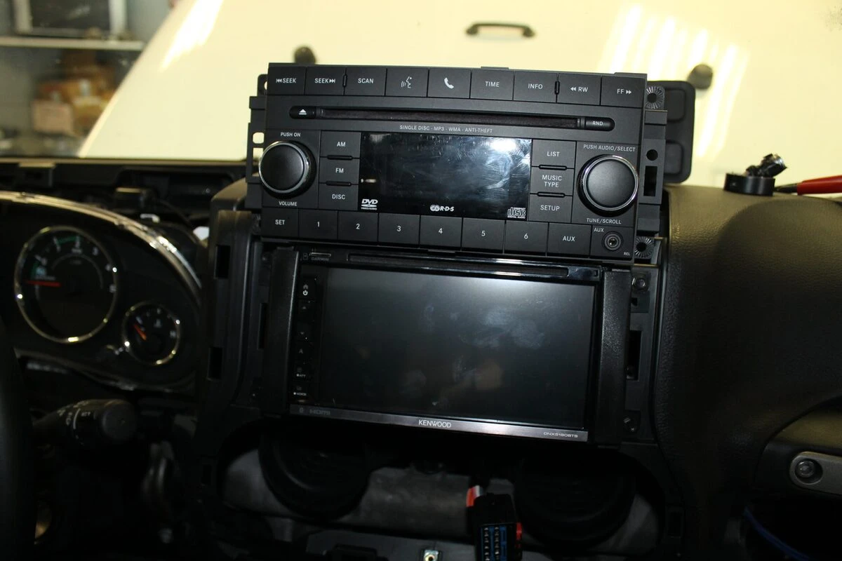 Jeep Wrangler : autoradio Kenwood CarPlay, haut-parleurs et caisson BLAM