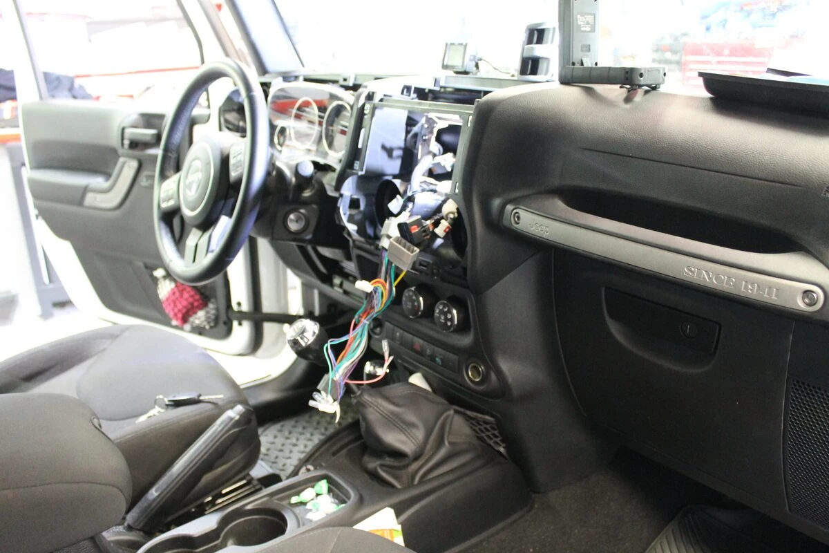 Jeep Wrangler : autoradio Kenwood CarPlay, haut-parleurs et caisson BLAM