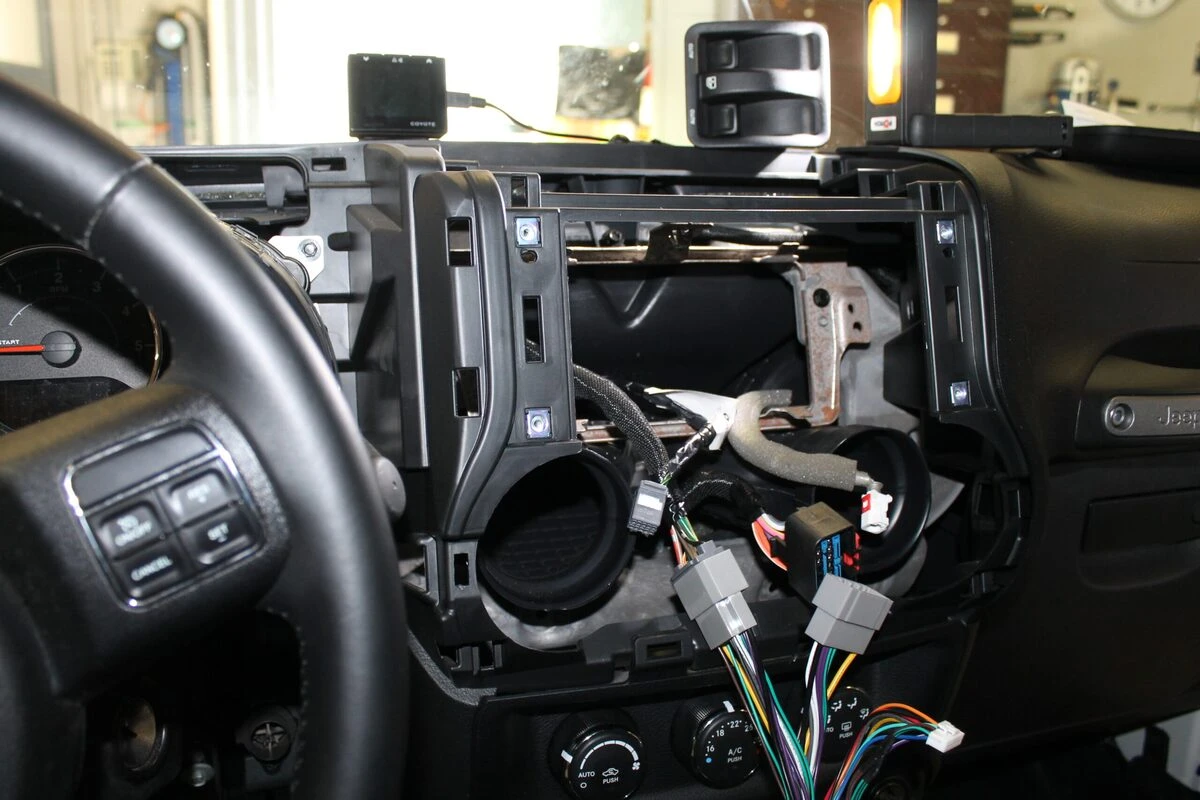 Jeep Wrangler : autoradio Kenwood CarPlay, haut-parleurs et caisson BLAM