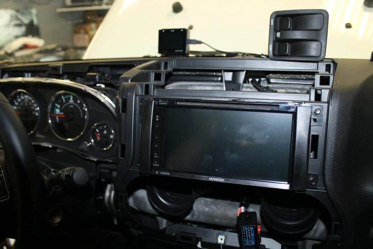 Jeep Wrangler : autoradio Kenwood CarPlay, haut-parleurs et caisson BLAM