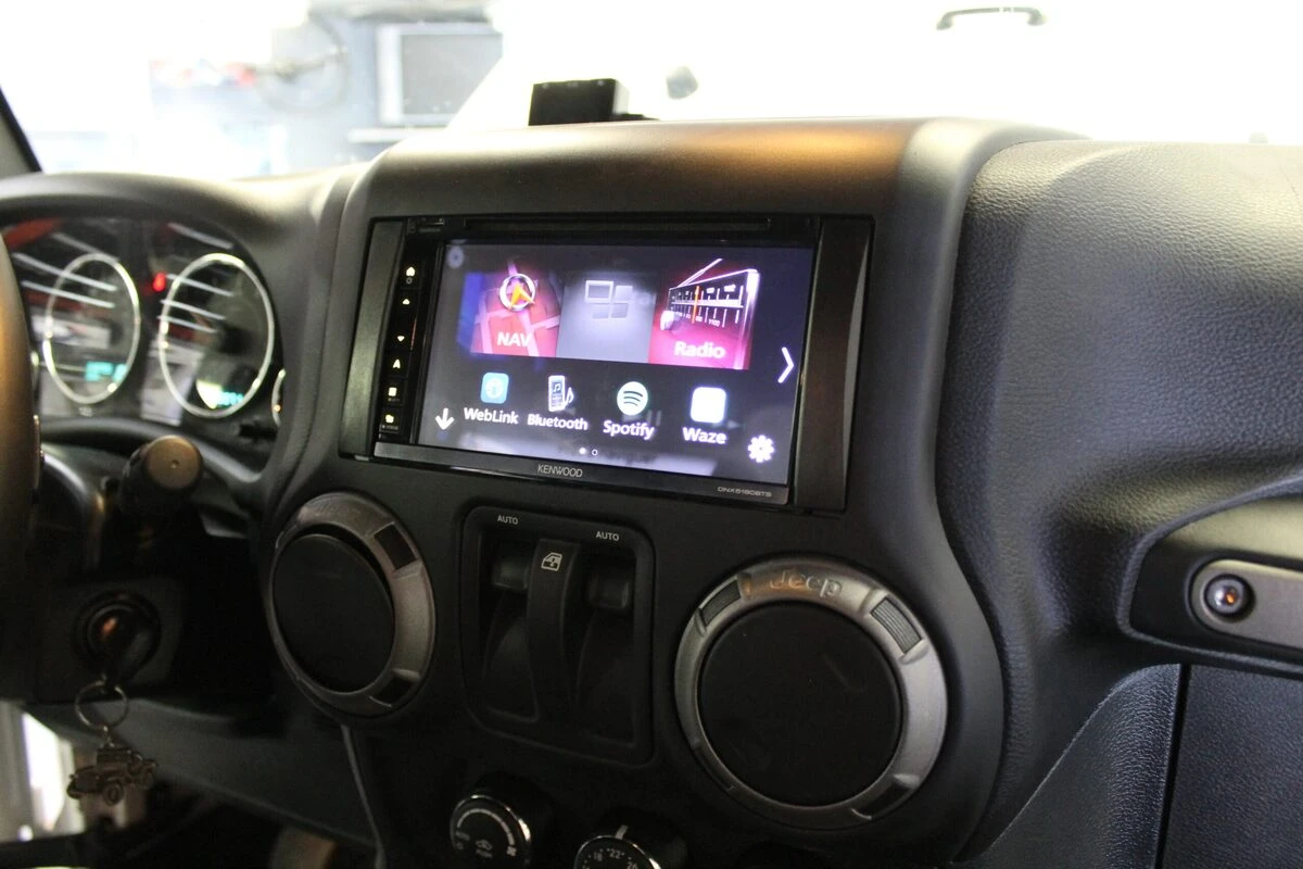 Jeep Wrangler : autoradio Kenwood CarPlay, haut-parleurs et caisson BLAM