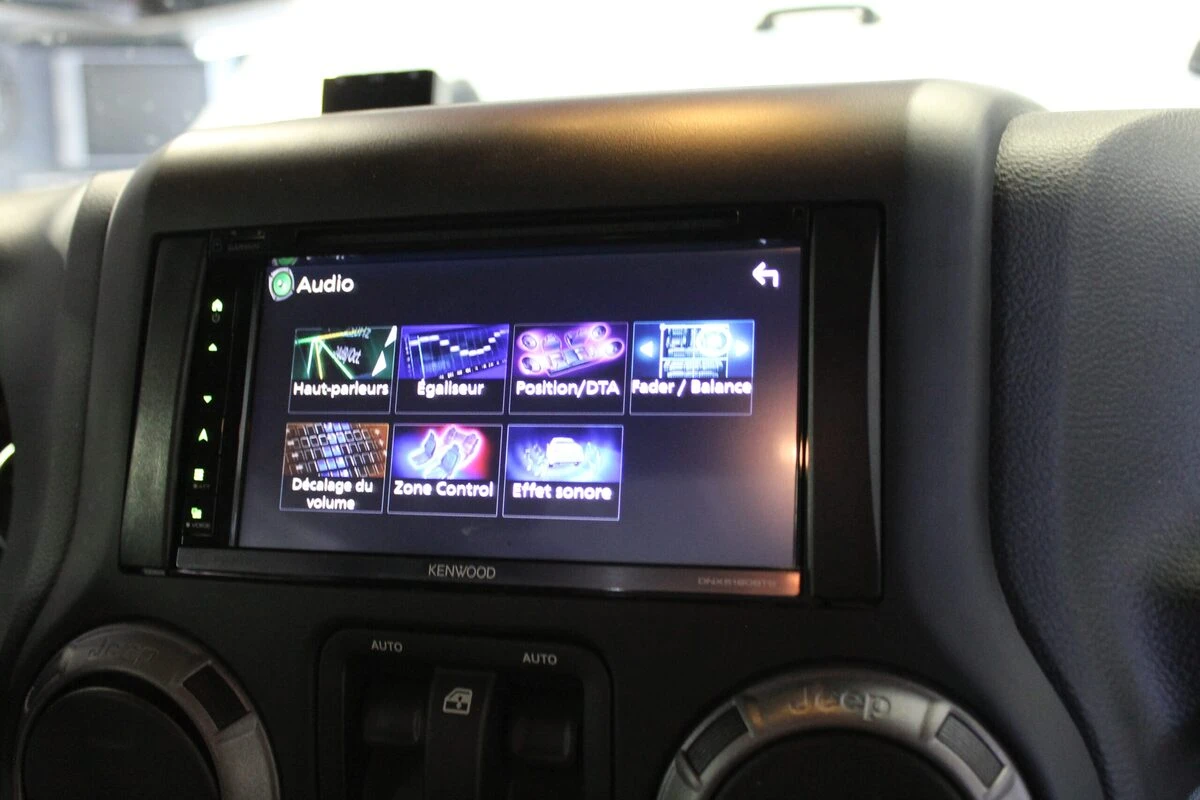 Jeep Wrangler : autoradio Kenwood CarPlay, haut-parleurs et caisson BLAM