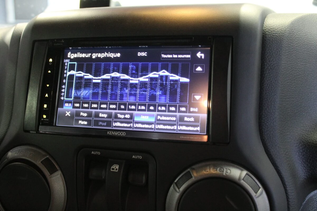 Jeep Wrangler : autoradio Kenwood CarPlay, haut-parleurs et caisson BLAM