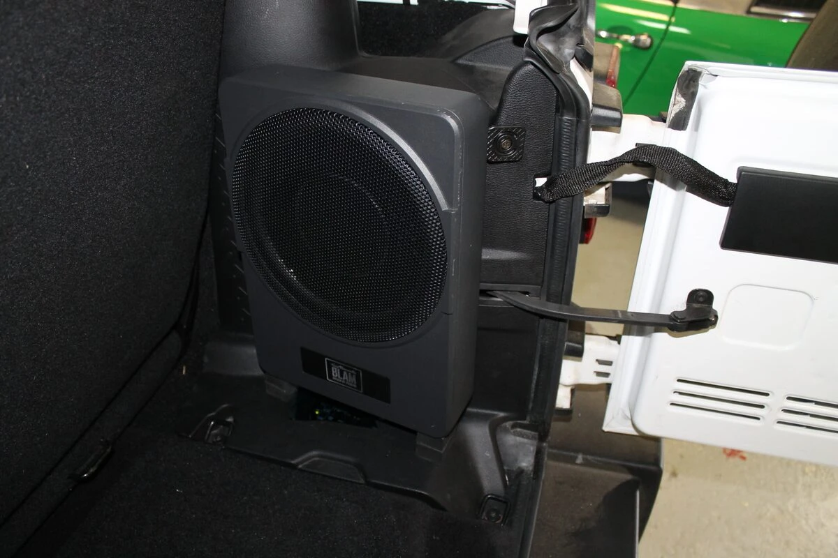 Jeep Wrangler : autoradio Kenwood CarPlay, haut-parleurs et caisson BLAM