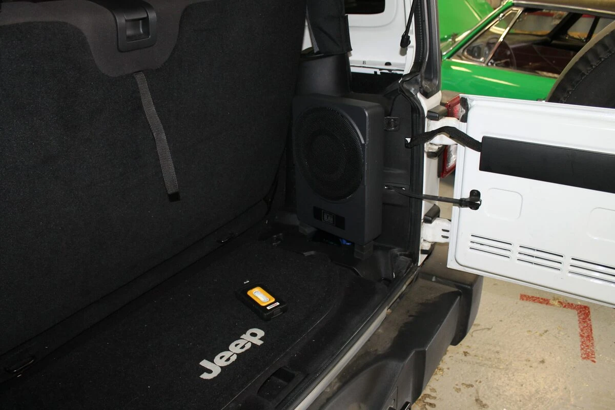 Jeep Wrangler : autoradio Kenwood CarPlay, haut-parleurs et caisson BLAM