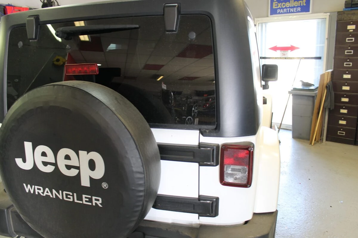 Jeep Wrangler : autoradio Kenwood CarPlay, haut-parleurs et caisson BLAM