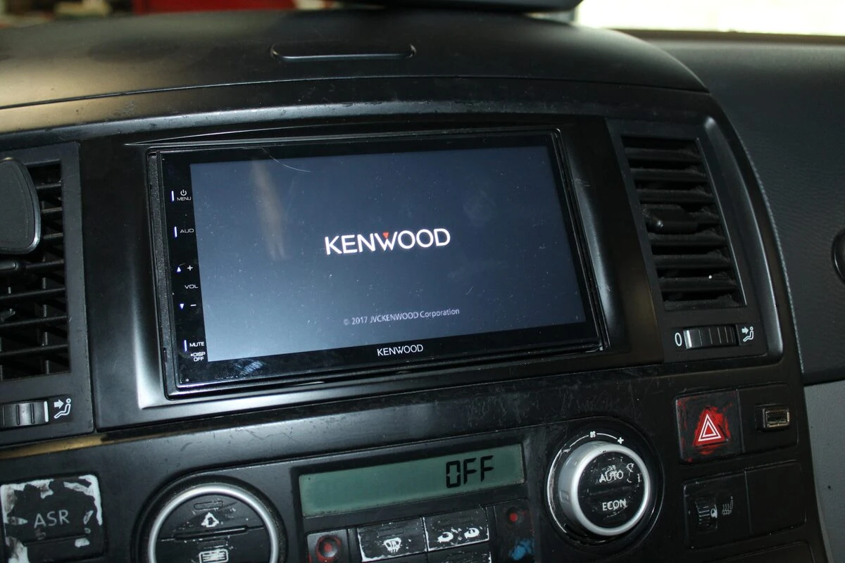 Volkswagen T5 : autoradio Kenwood, caméra de recul et écran de plafond