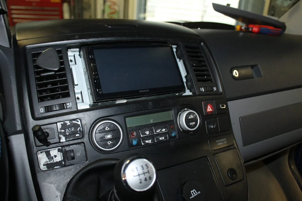 Volkswagen T5 : autoradio Kenwood, caméra de recul et écran de plafond