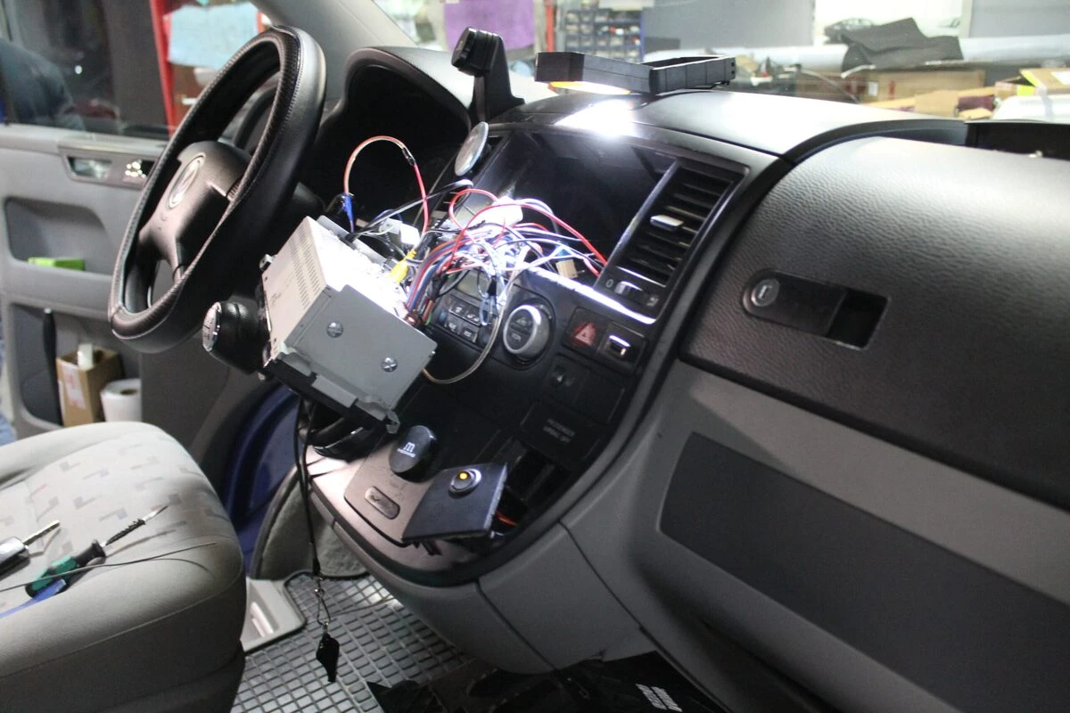 Volkswagen T5 : autoradio Kenwood, caméra de recul et écran de plafond