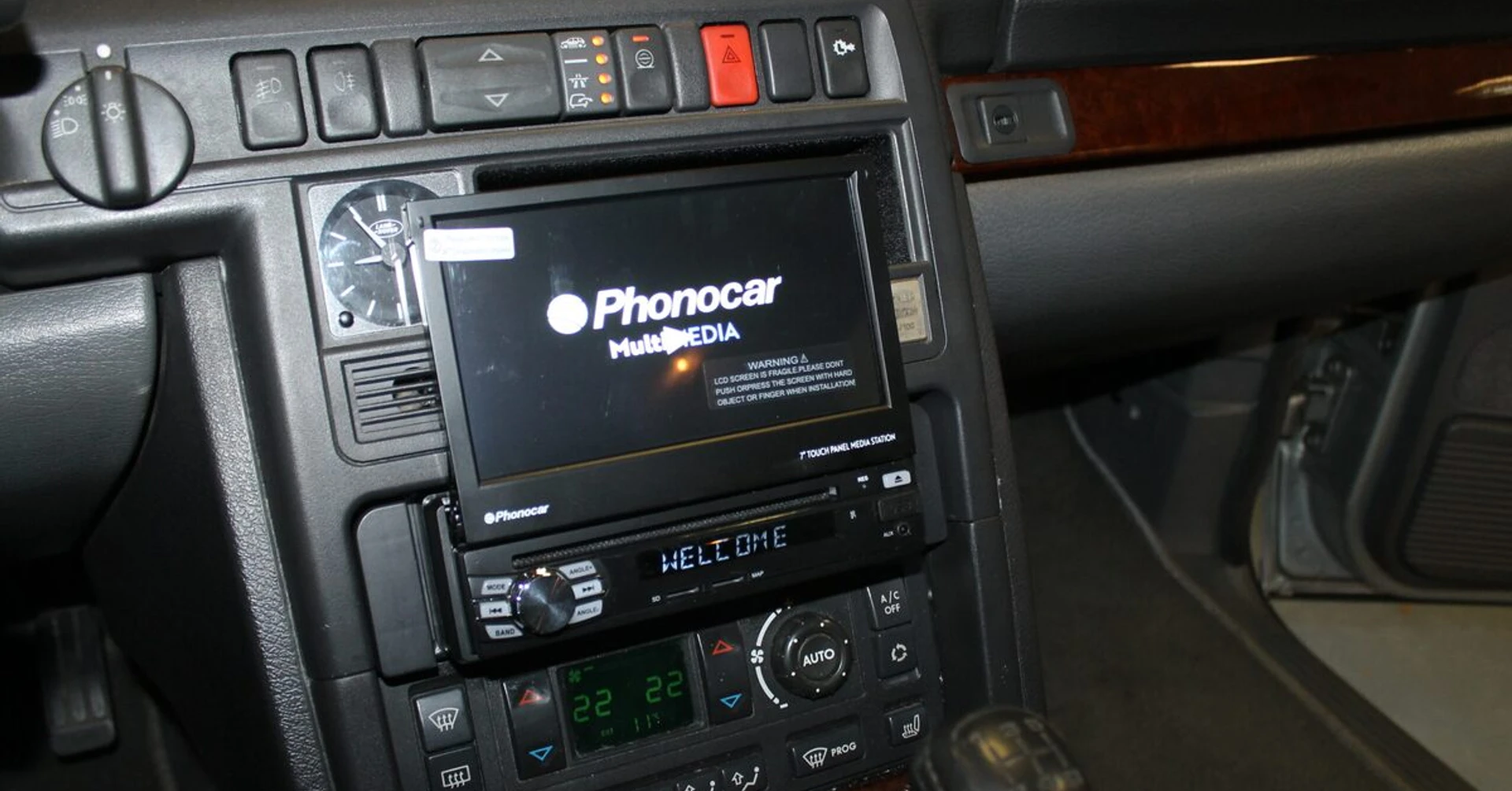 Range Rover 1996 : autoradio GPS à écran motorisé