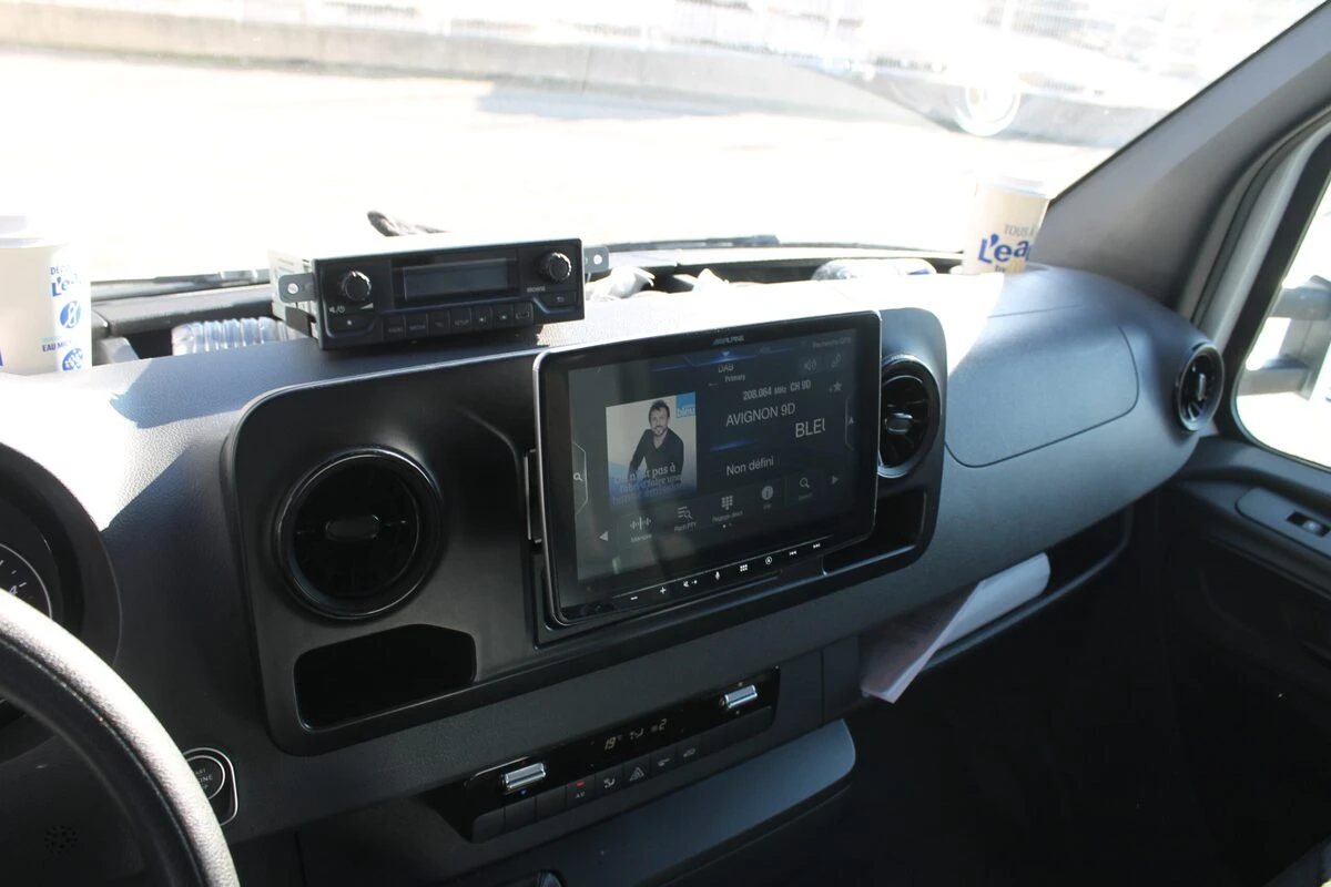 Mercedes Sprinter 2021 : grand écran Alpine INE-F904D avec CarPlay