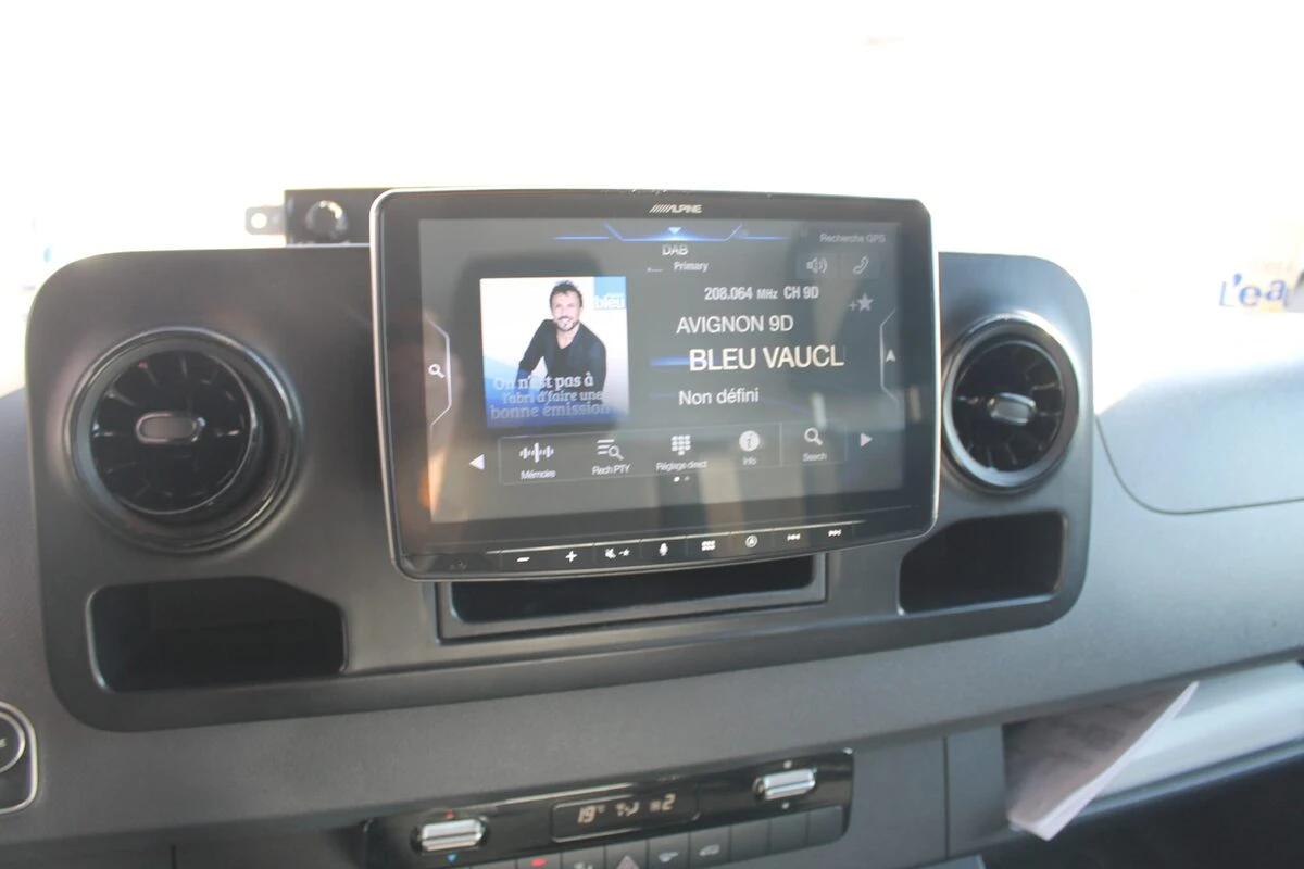 Mercedes Sprinter 2021 : grand écran Alpine INE-F904D avec CarPlay
