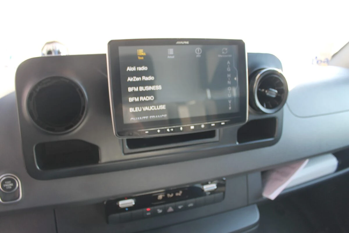 Mercedes Sprinter 2021 : grand écran Alpine INE-F904D avec CarPlay