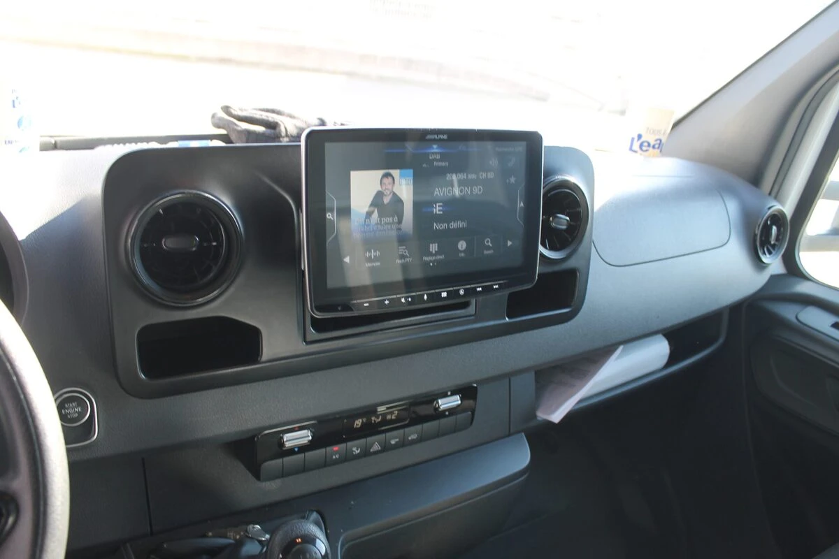Mercedes Sprinter 2021 : grand écran Alpine INE-F904D avec CarPlay